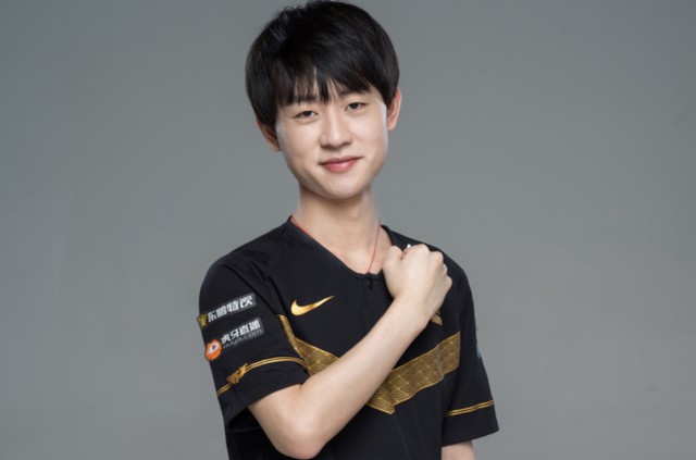 罗体：除了托马斯-帕拉西奥斯，国米还有意巴萨年轻中卫法耶