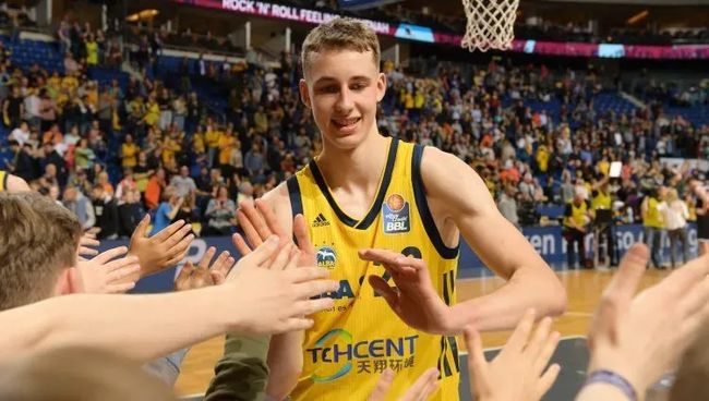 记者：阿莫林给年仅14岁的JJ-加布里埃尔随一线队训练的机会